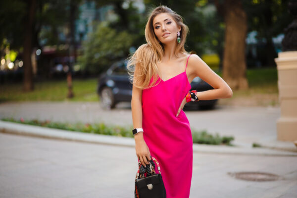 Femeie în rochie roz pe stradă urbană