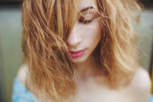 Portret apropiat al unei femei cu păr blond