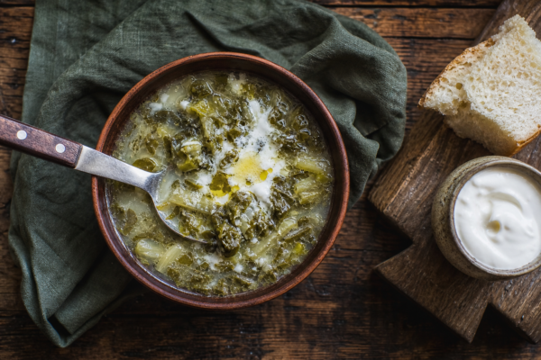 Ciorbă de salată verde: rețetă ardelenească cu smântână