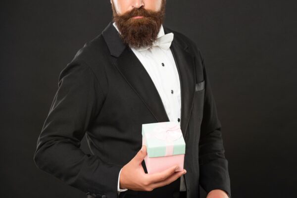 Parfumuri cadou pentru un bărbat de 40 de ani: idei elegante și moderne