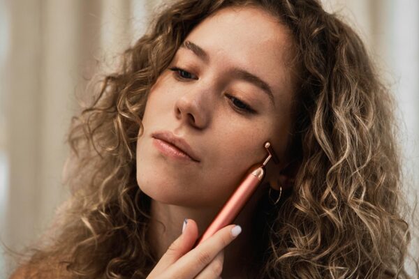 Ridurile fine: ce ingrediente cosmetice merită introduse în rutina de îngrijire