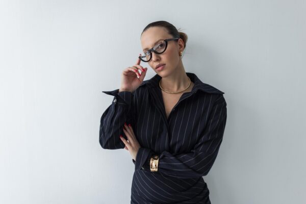 Cercei pentru ținute office: modele discrete și elegante
