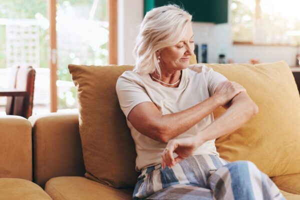 Durerile articulare la menopauză: de ce pot deveni mai frecvente