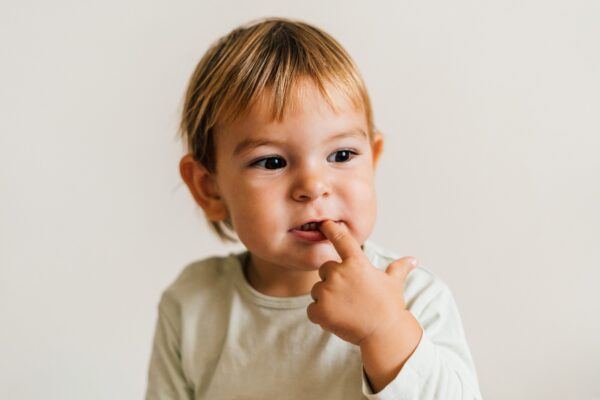 Suptul degetului și poziția dinților: când poate deveni o problemă