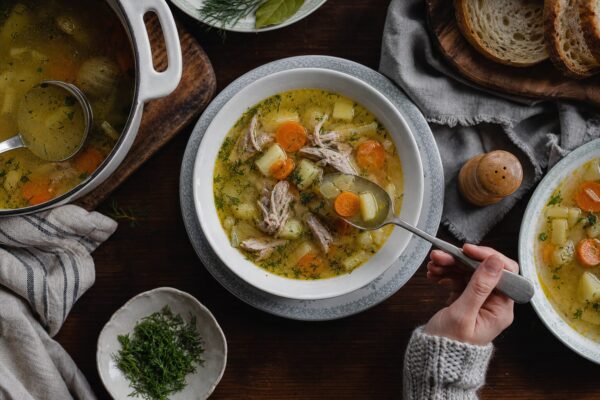 Ciorbă de pui acrită cu borș: rețetă de casă cu legume și leuștean