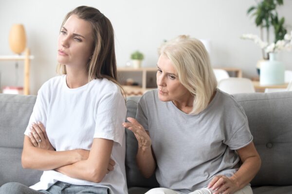 Ce să faci dacă soacra se implică în felul în care vă creșteți copiii
