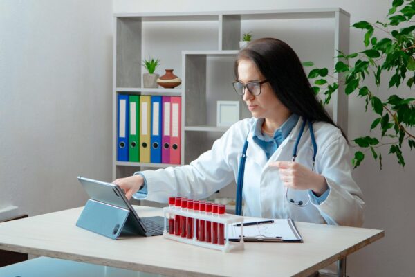 Vitamina D scăzută: cum se interpretează rezultatul și când se recomandă suplimentarea