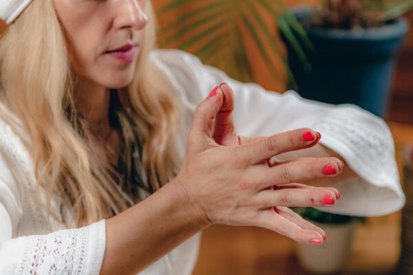 Îndepărtarea ojei semipermanente acasă: metoda corectă, fără să distrugi unghia