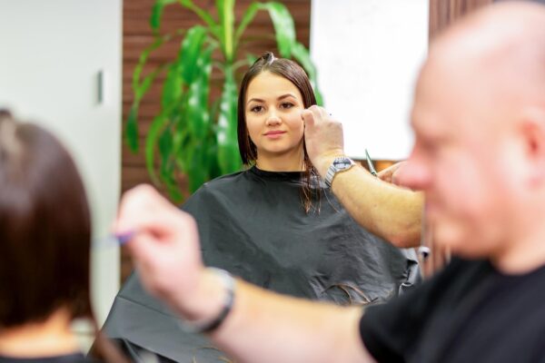 Ce să discuți la salon dacă rădăcinile ies diferite de restul părului
