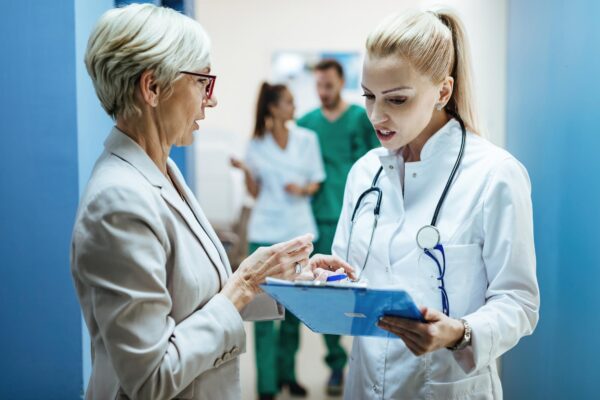 Scrisoarea medicală și biletul de externare: cum citești recomandările