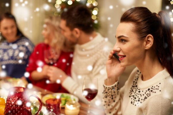 Ghid de sărbători: manichiuri pentru Crăciun, Revelion și mesele în familie