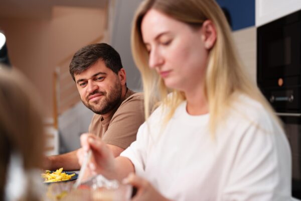 Murături, ciorbe și mezeluri: cum reduci sarea din alimentația zilnică