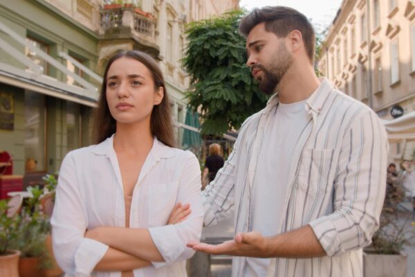 Ce să faci dacă partenerul te împinge sau te apucă, apoi spune că „nu te-a lovit”