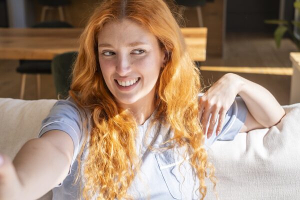 Păr ondulat fără formă: cum îți definești onduleurile naturale